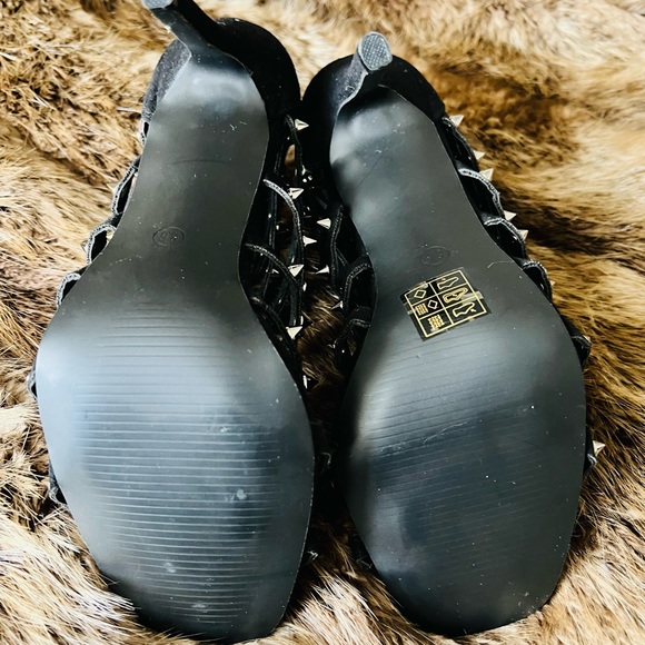 Black cage heels with silver stud details! Size 8/12. - Picture 4 of 7